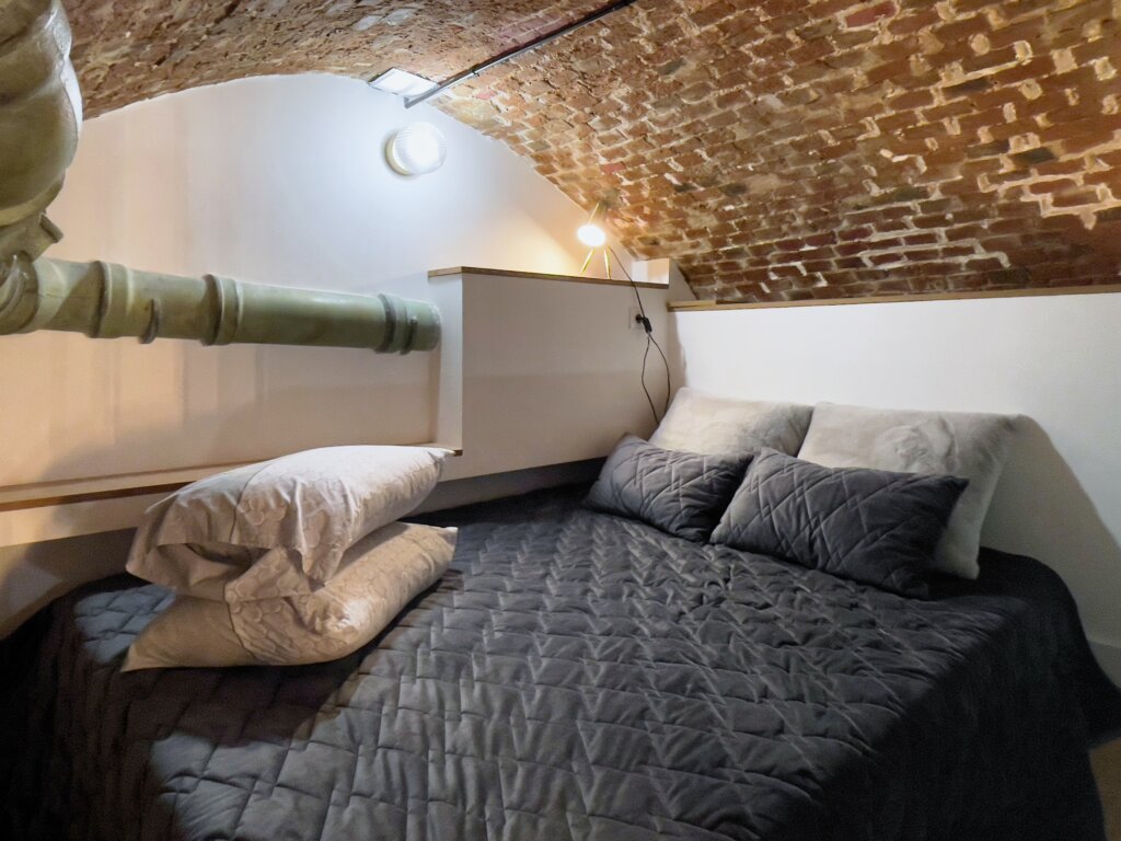 vous souhaitez rénover une chambre à paris ? découvrez nos conseils, inspirations et solutions pour transformer votre espace en un lieu moderne, confortable et à votre image. contactez nos experts en rénovation parisienne.