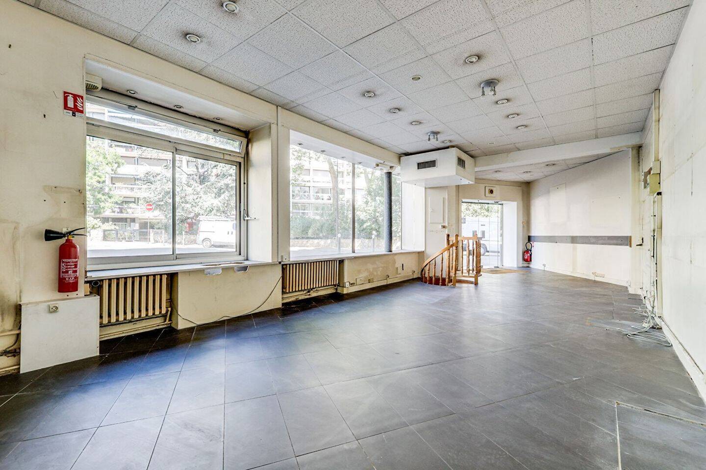 découvrez nos services de rénovation commerciale à paris 75014. notre équipe d'experts vous accompagne dans la transformation de vos espaces professionnels pour allier esthétique et fonctionnalité, tout en respectant vos délais et votre budget. contactez-nous pour un devis personnalisé !