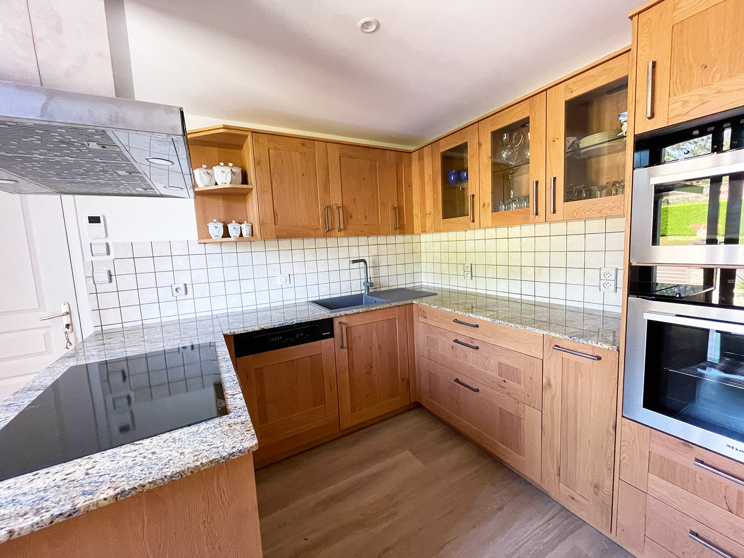 transformez votre intérieur avec notre service de rénovation de cuisine : conseils personnalisés, matériaux de qualité et solutions sur mesure pour une cuisine moderne, fonctionnelle et esthétique.