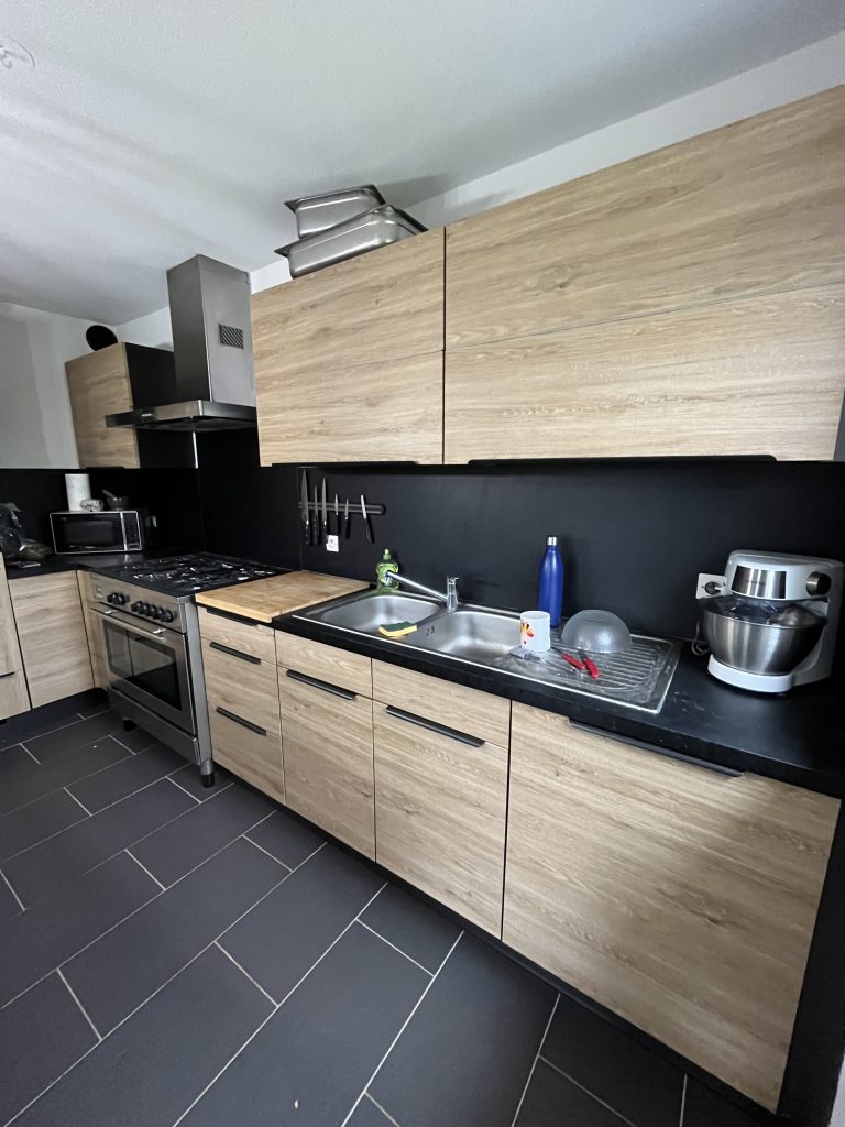 transformez votre espace culinaire avec notre service de rénovation de cuisine à bois-colombes. profitez d'un design moderne et fonctionnel qui allie esthétisme et praticité, pour un lieu convivial où cuisiner devient un plaisir.
