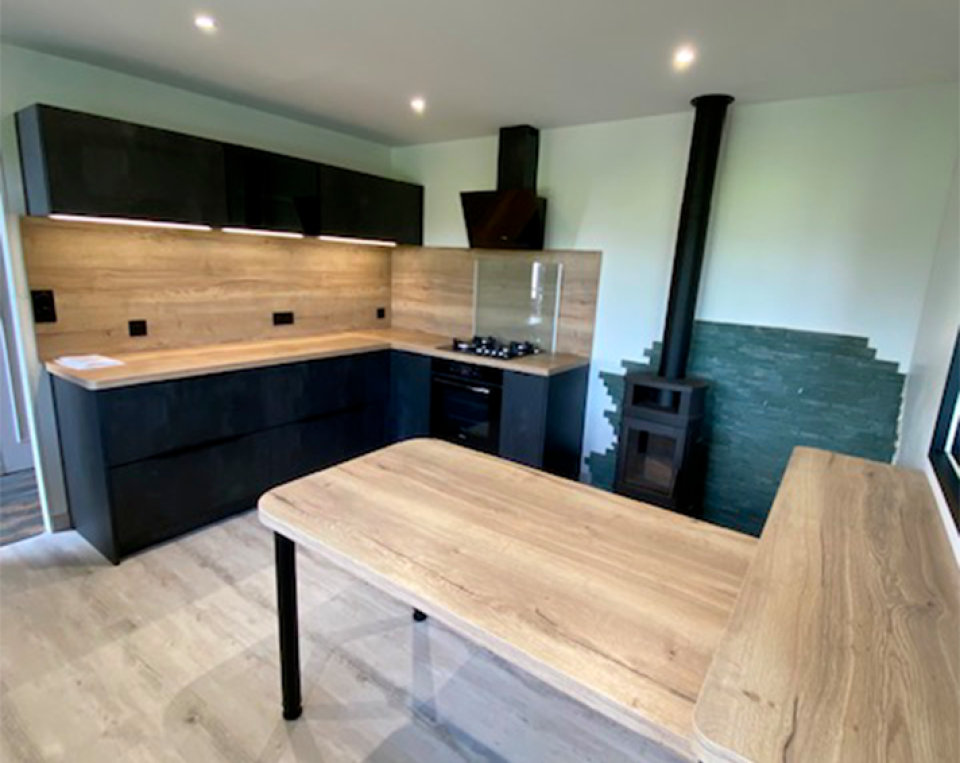 découvrez nos conseils et idées pour la rénovation de cuisine en bois : modernisez votre espace avec des matériaux naturels, des astuces déco et des solutions pratiques pour une cuisine chaleureuse et fonctionnelle.