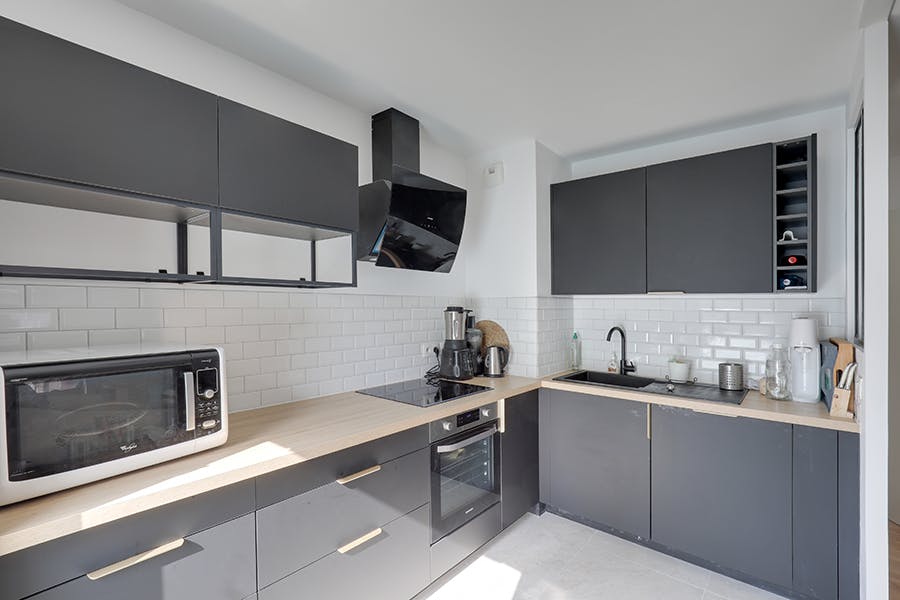 découvrez nos conseils et idées pour une rénovation de cuisine moderne : astuces design, choix de matériaux tendance et aménagements fonctionnels pour transformer votre espace culinaire.