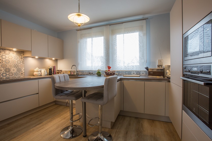 découvrez nos conseils et idées pour réussir la rénovation de votre cuisine moderne : aménagement, choix des matériaux et inspirations tendance pour une pièce fonctionnelle et design.