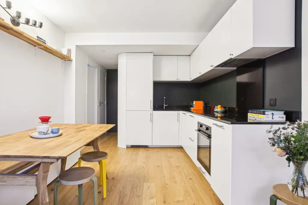 découvrez nos services de rénovation électrique pour votre cuisine à paris 75006. profitez d'une mise aux normes, d'une installation design et d'une expertise professionnelle en 2025. transformez votre espace culinaire en toute sécurité et élégance.