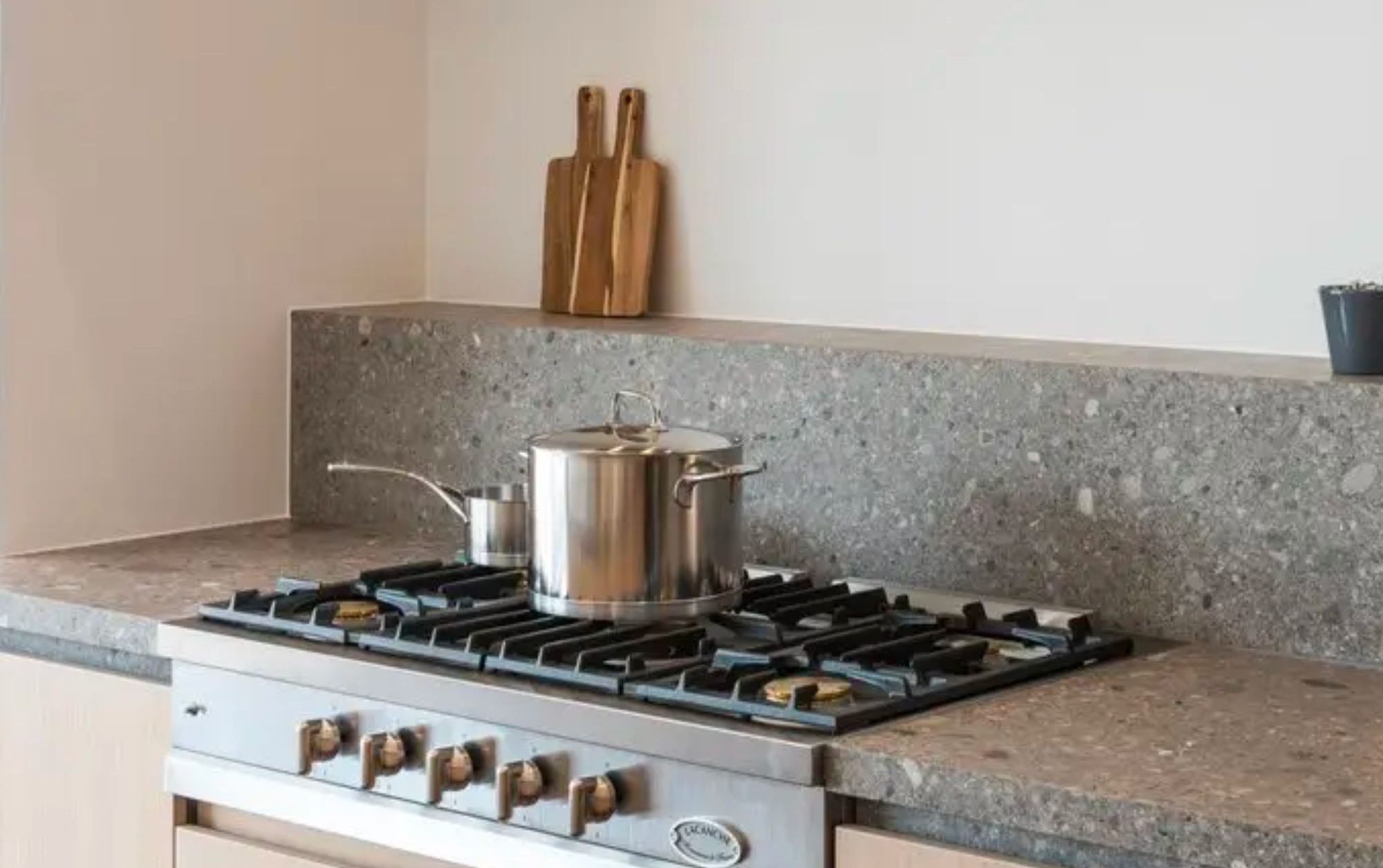 confiez la rénovation électrique de votre cuisine à nogent en 2025 à des professionnels qualifiés. sécurité, conformité et solutions sur mesure pour moderniser votre espace culinaire.