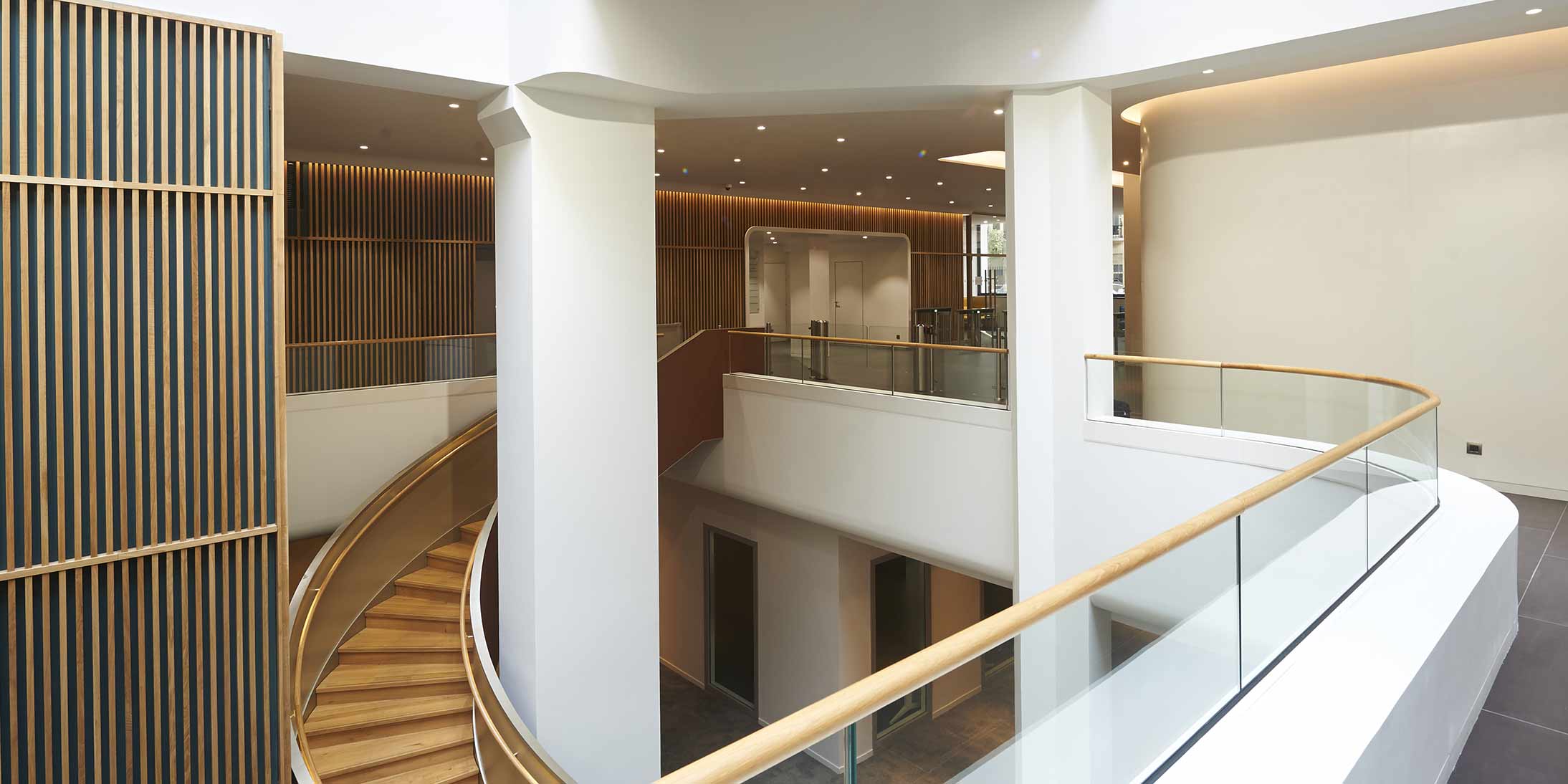 découvrez les services de rénovation d'entreprise à paris 75008. professionnels expérimentés, solutions sur mesure pour rénover vos espaces de travail avec style et efficacité. transformez votre bureaux en un environnement dynamique et inspirant.