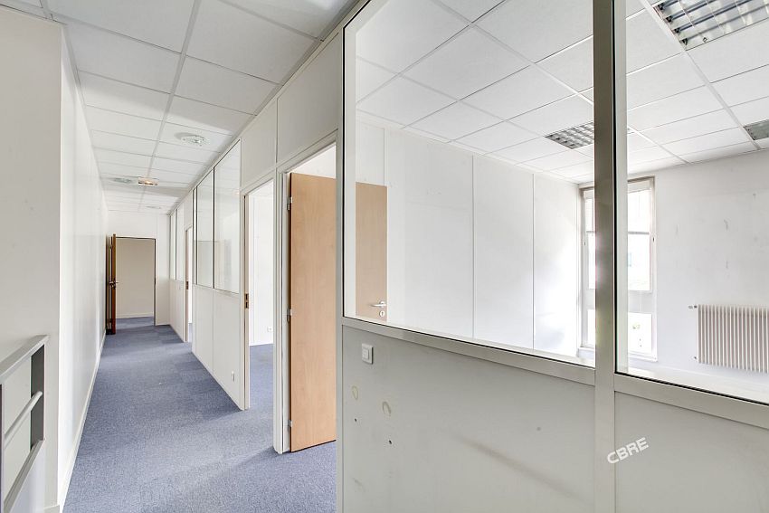 découvrez nos services de rénovation intérieure pour vos locaux commerciaux à rungis. transformez votre espace avec des solutions sur mesure et un savoir-faire de qualité. optimisez votre environnement de travail pour attirer davantage de clients.