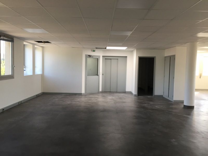 découvrez nos services de rénovation pour locaux commerciaux, adaptés à vos besoins et à votre budget. transformez votre espace de travail en un environnement moderne et fonctionnel qui attirera vos clients et maximisera votre productivité.