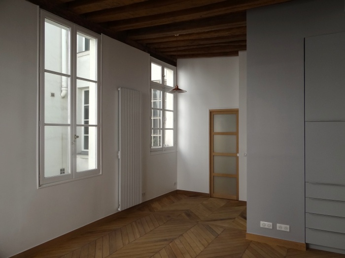 découvrez nos services de rénovation de loft à paris 75004, alliant design moderne et confort. transformez votre espace en une œuvre d'art fonctionnelle, tout en préservant le charme de l'architecture parisienne.