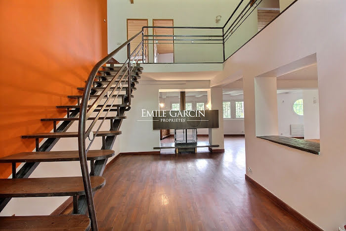 découvrez nos services de rénovation de loft à vitry-sur-seine pour transformer votre espace en un lieu chic et moderne. profitez d'une expertise unique pour un aménagement personnalisé et optimisé.