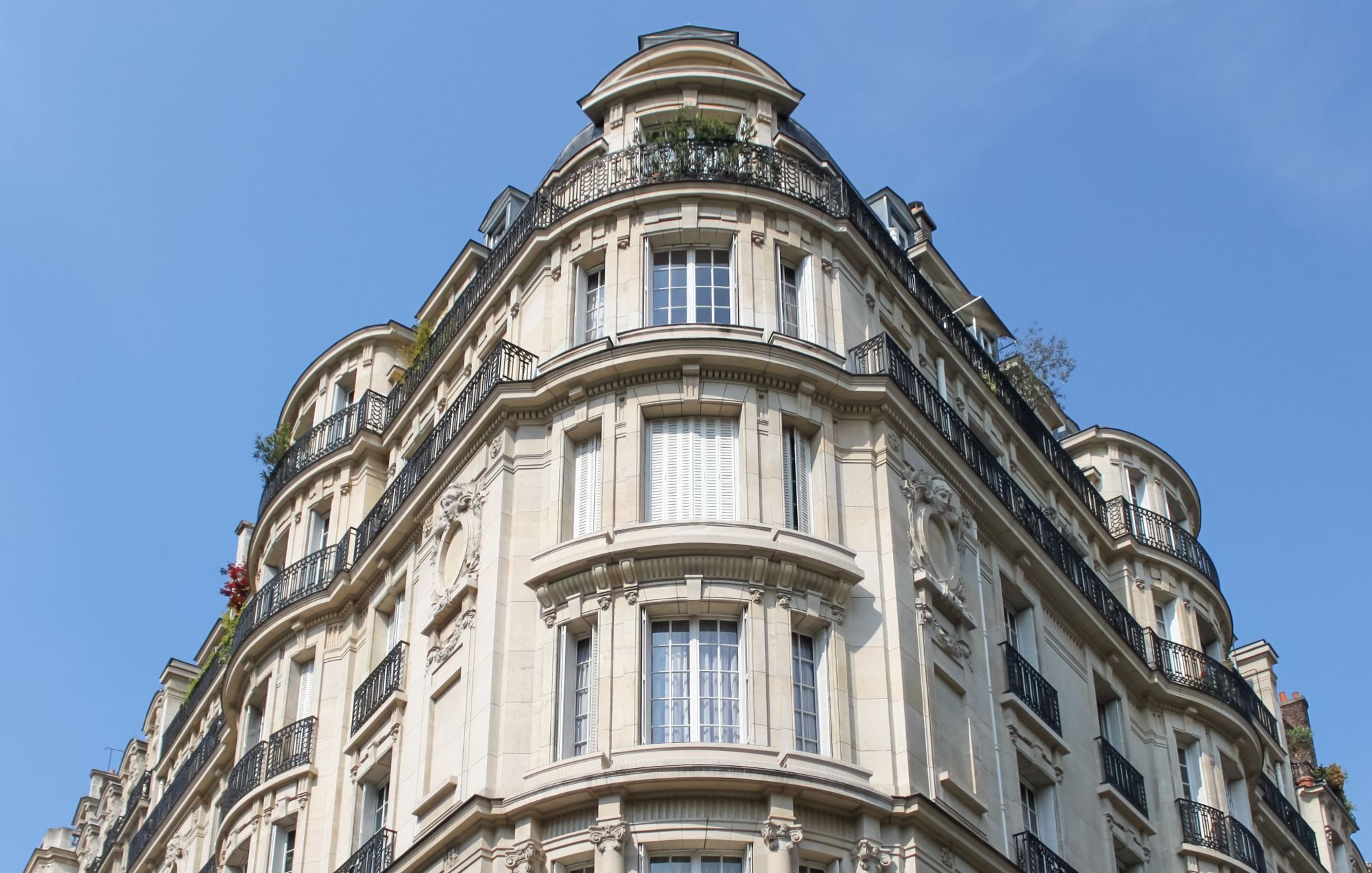 découvrez nos services de rénovation à paris pour transformer votre espace de vie. que ce soit pour une rénovation intérieure ou extérieure, nos experts vous accompagnent à chaque étape pour allier esthétique et fonctionnalité.
