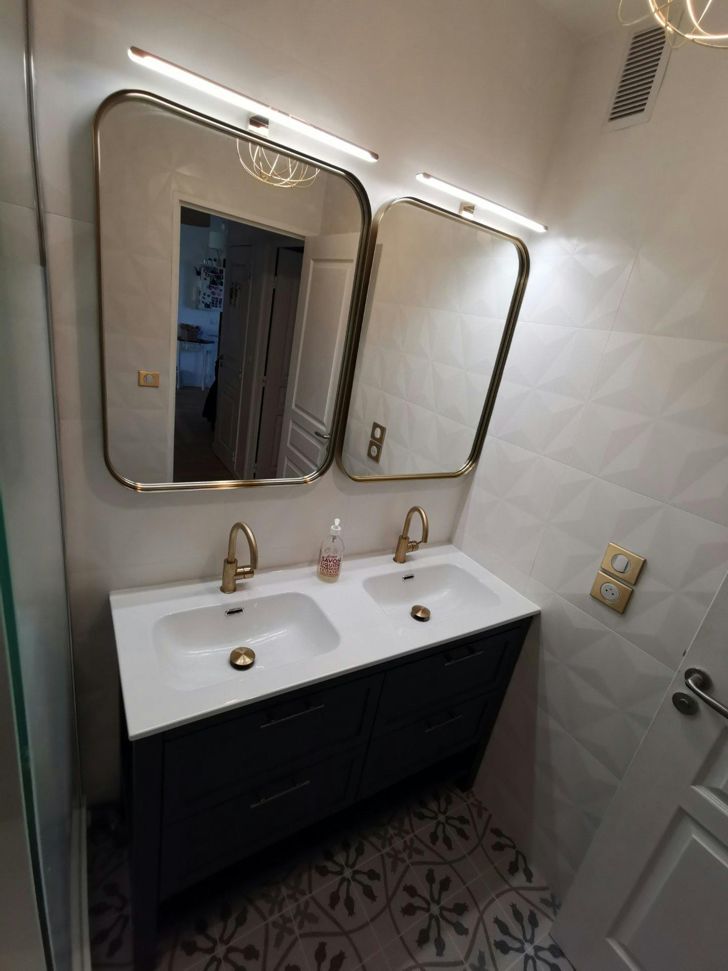 découvrez nos conseils pratiques et astuces pour rénover une salle de bain de 5m2 avec un budget maîtrisé. inspirez-vous de solutions économiques, d'idées design et de matériaux adaptés pour optimiser votre petit espace sans dépasser vos moyens.