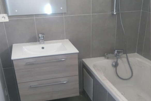 transformez votre salle de bain à clamart avec notre service de rénovation sur mesure. profitez d'un espace moderne et fonctionnel, adapté à vos besoins et à votre style. contactez-nous pour un devis gratuit et commencez votre projet dès aujourd'hui !