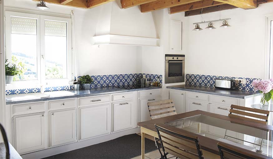 découvrez comment rénover votre cuisine pour en faire un espace chaleureux, convivial et moderne. conseils, idées d’aménagement et inspirations pour une cuisine agréable où il fait bon vivre.