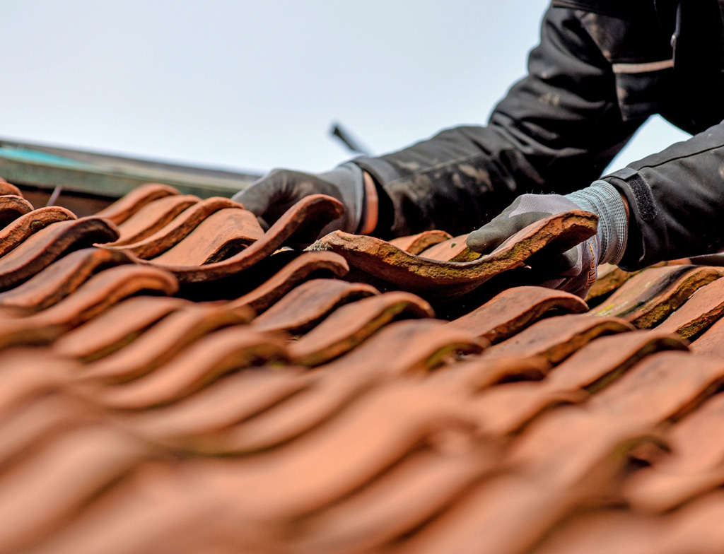 besoin de réparer votre toit ? nos experts en réparation de toit interviennent rapidement pour résoudre tous vos problèmes de couverture. devis gratuit, travail soigné et garantie décennale. contactez-nous dès maintenant !