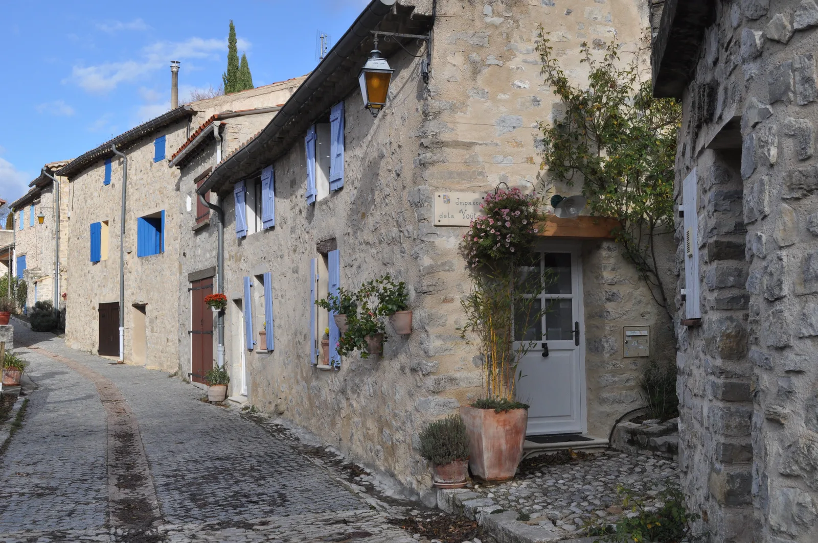 découvrez rochebrune : un charmant village français offrant des paysages naturels exceptionnels, un riche patrimoine historique et des activités de plein air pour toute la famille. idéal pour une escapade authentique en provence.