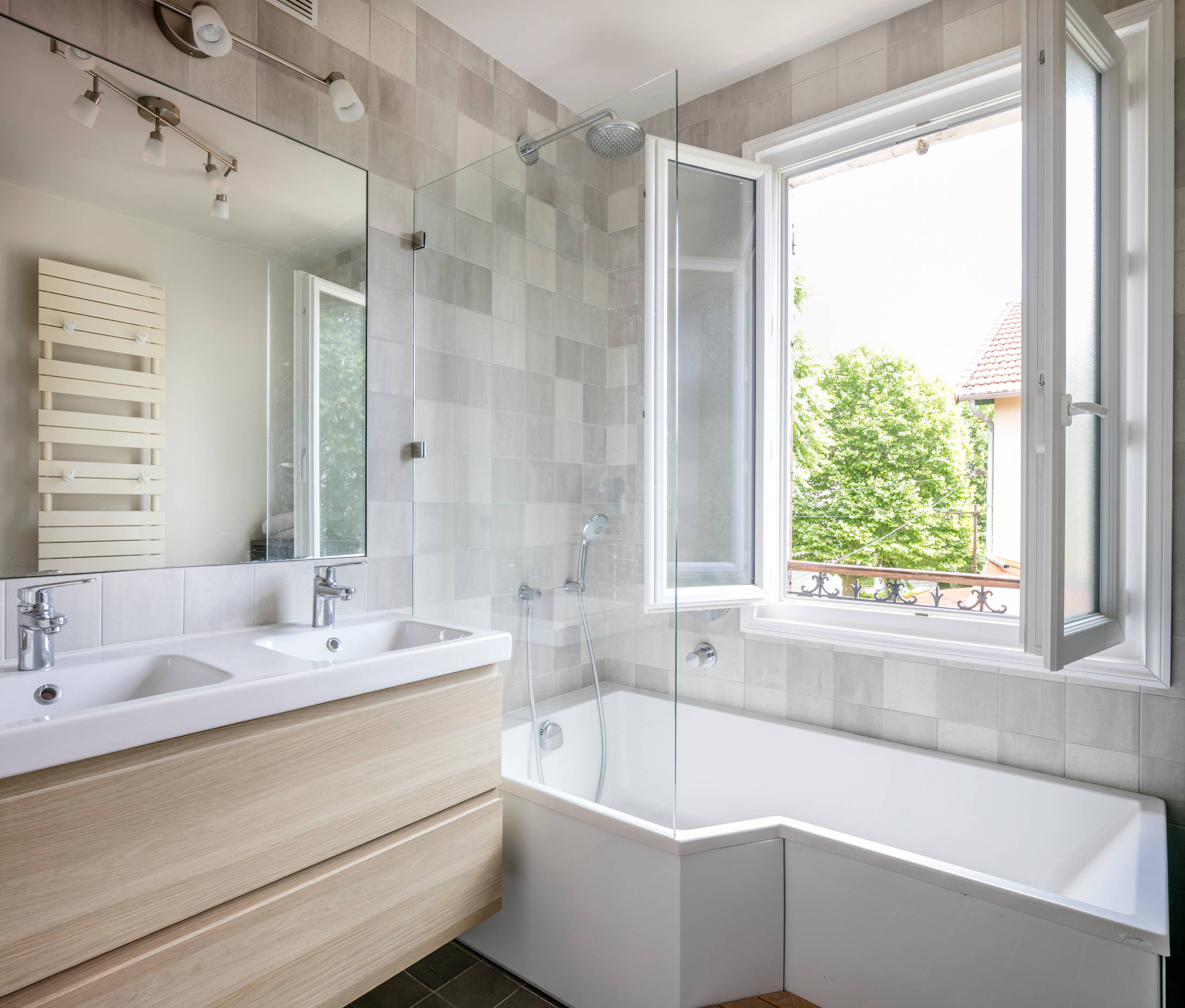 découvrez des idées et conseils pour aménager votre salle de bain : tendances déco, équipements modernes, astuces d’optimisation de l’espace et inspirations pour tous les styles et budgets.