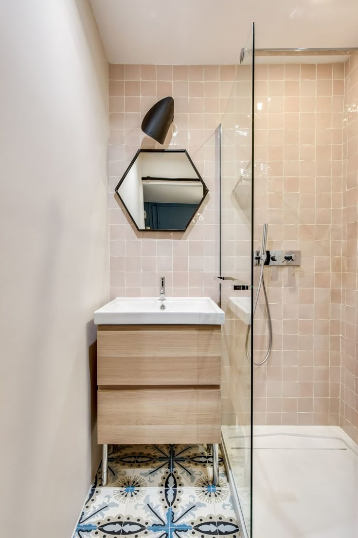 découvrez des idées et conseils pour aménager et décorer votre salle de bain afin de créer un espace fonctionnel, moderne et agréable, adapté à tous les styles et budgets.