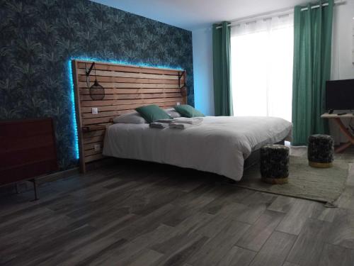 découvrez notre studio moderne à orly, alliant confort et élégance. profitez d'un espace lumineux et fonctionnel, idéal pour vos séjours d'affaires ou de loisirs, avec un accès facile aux transports et aux commodités locales.