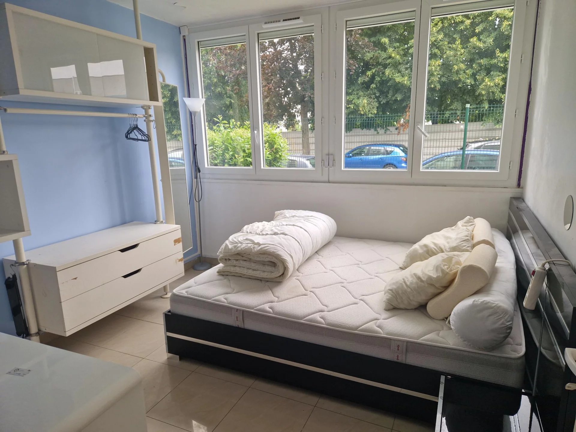 découvrez notre studio moderne à orly, alliant confort et design contemporain. idéalement situé, il offre un espace lumineux et fonctionnel pour vos séjours d'affaires ou vos vacances.