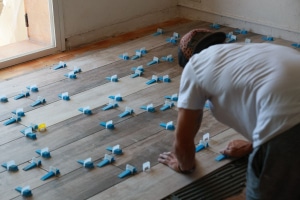 découvrez les tarifs de pose de carrelage en 2025 : prix au m², facteurs de variation, conseils pour bien estimer votre budget travaux et choisir un professionnel qualifié.