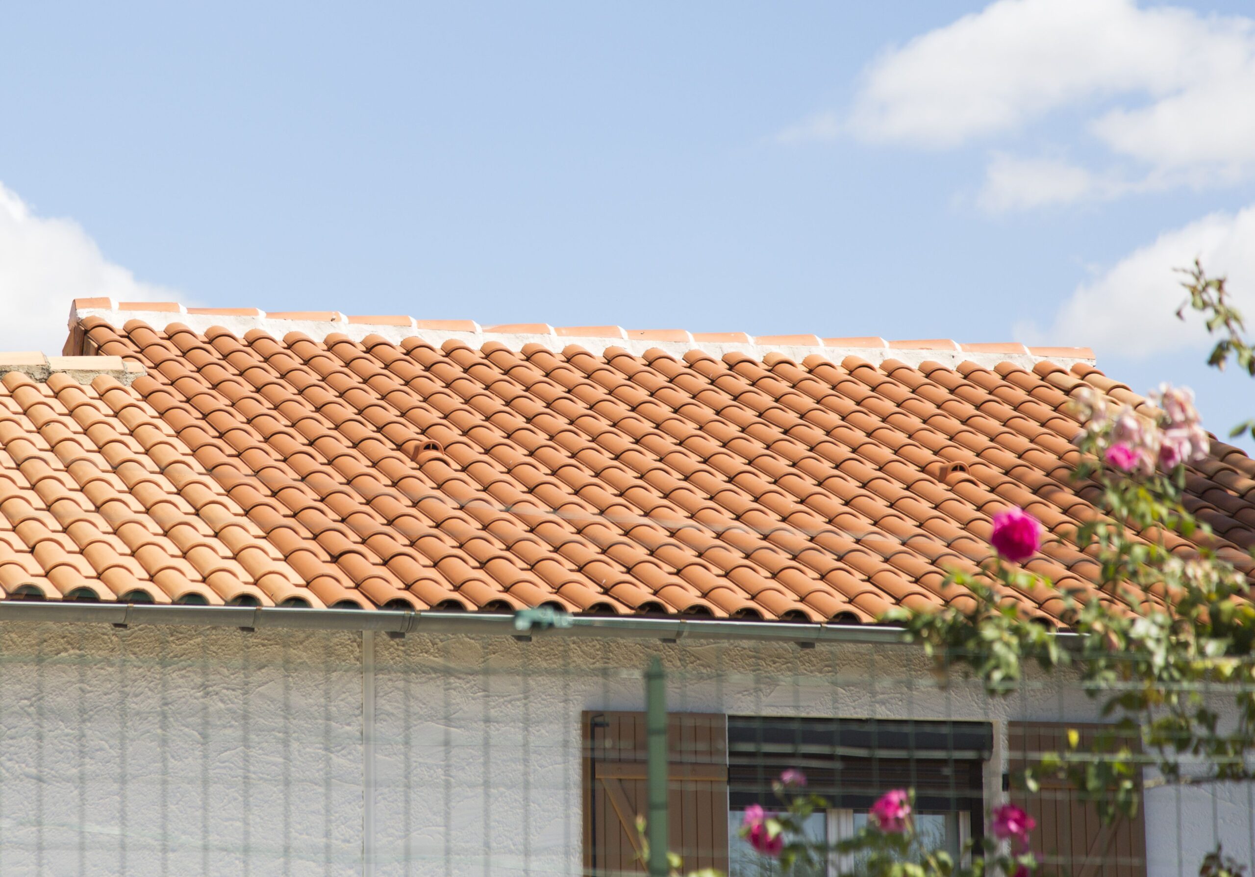 découvrez tout ce qu'il faut savoir sur le toit : types de toitures, matériaux, isolation, entretien et conseils pour choisir la meilleure protection pour votre maison.