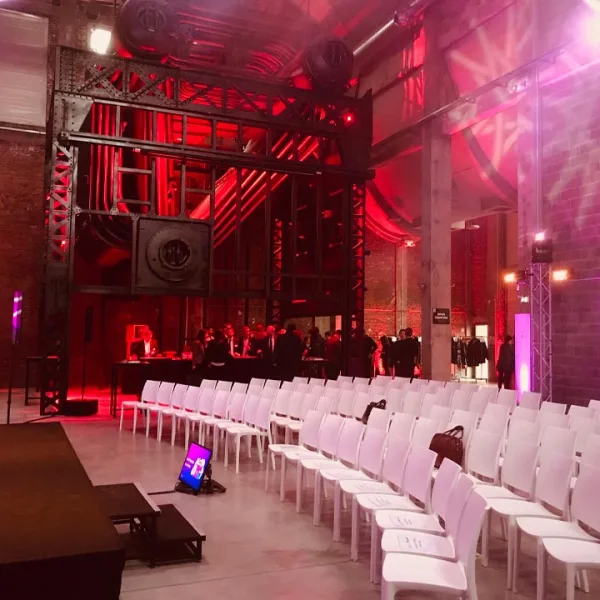 découvrez notre usine rénovée, un lieu alliant innovation et tradition, offrant des services modernes et durables pour répondre à tous vos besoins industriels. plongez dans une ambiance unique où l'histoire rencontre le progrès.