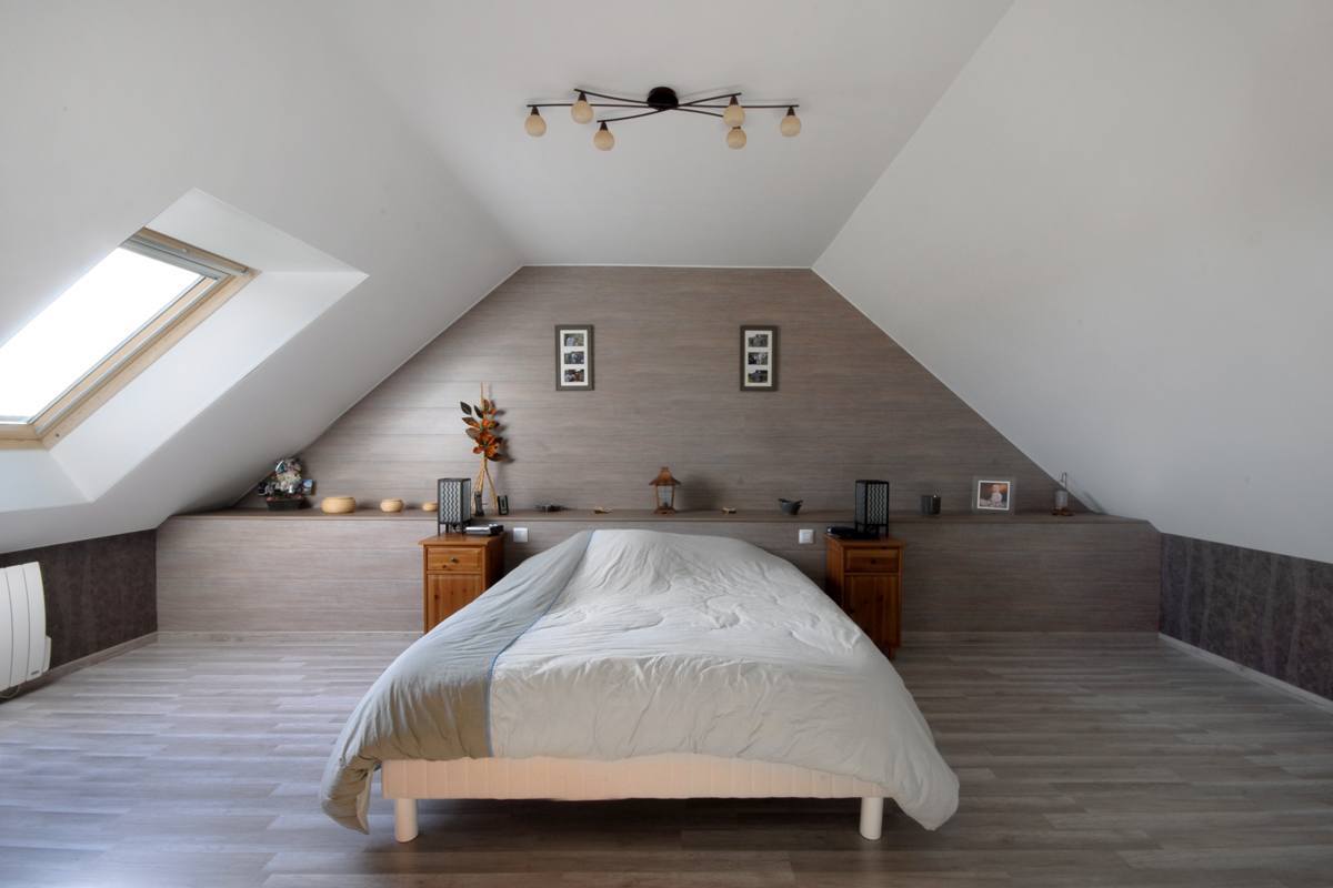 découvrez nos conseils et astuces pour l'aménagement de vos combles : idées d'optimisation de l'espace, isolation, décoration et solutions pour transformer vos combles en pièce à vivre confortable et lumineuse.