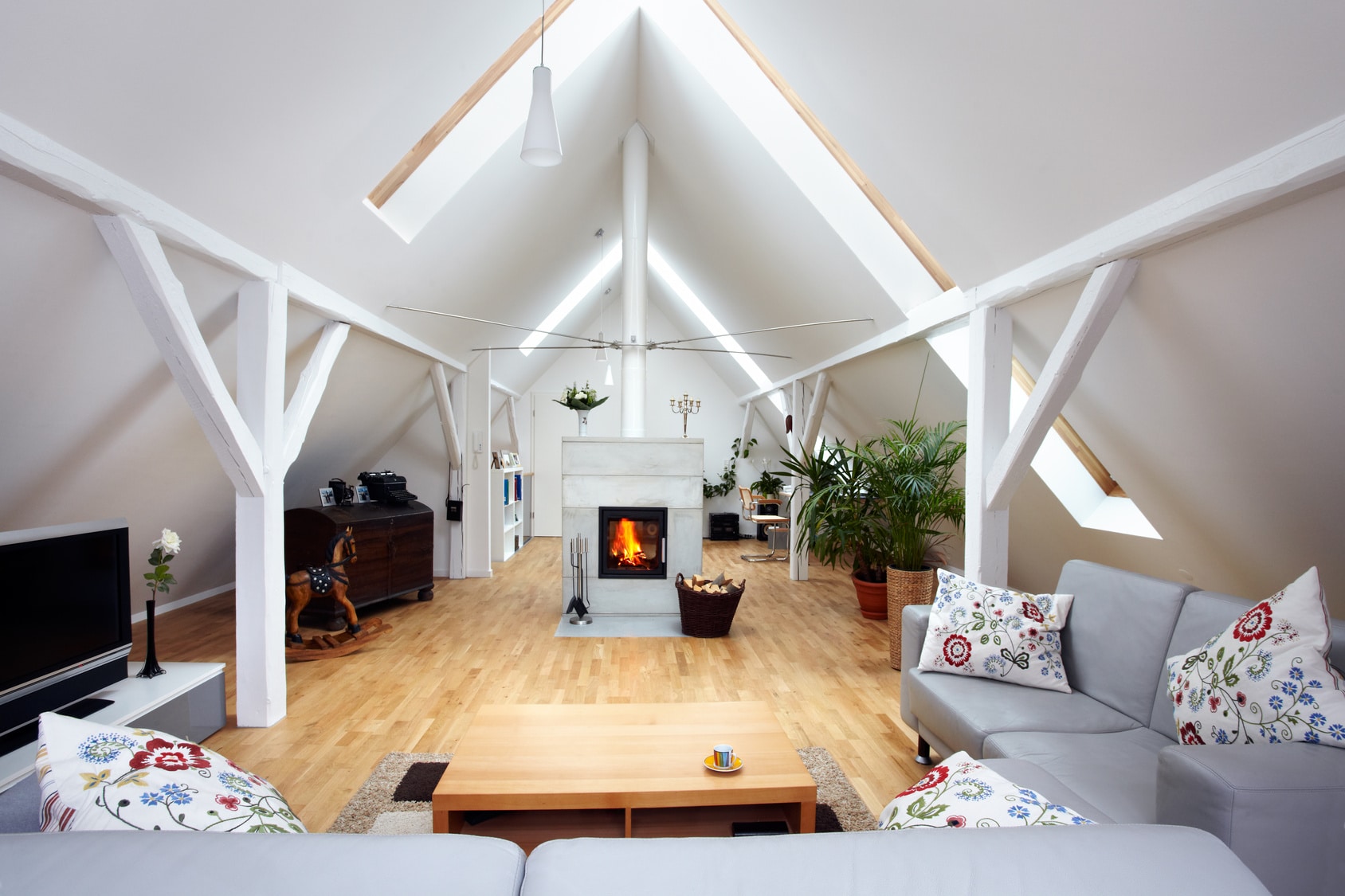 découvrez nos conseils et solutions pour l’aménagement de vos combles : idées pratiques, astuces déco et optimisation de l’espace pour transformer vos combles en pièce à vivre confortable.