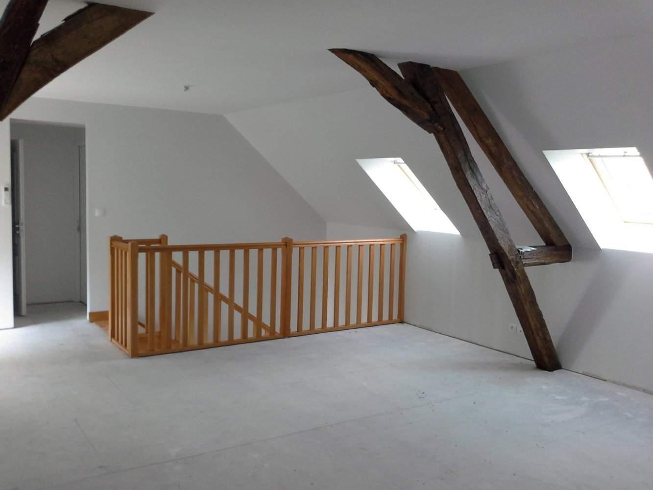découvrez nos conseils et solutions pour l’aménagement de combles, afin d’optimiser votre espace sous toit et créer une pièce confortable, lumineuse et bien isolée.