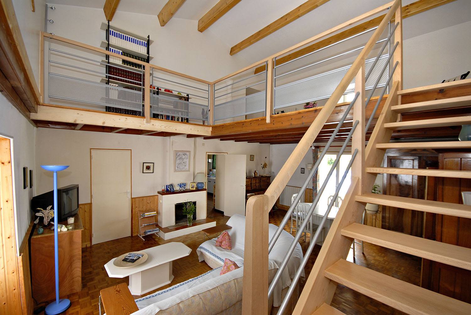 découvrez comment optimiser l’espace sous les toits avec nos conseils et astuces pour l’aménagement des combles. gagnez en confort, luminosité et surface habitable grâce à des idées pratiques et inspirantes.