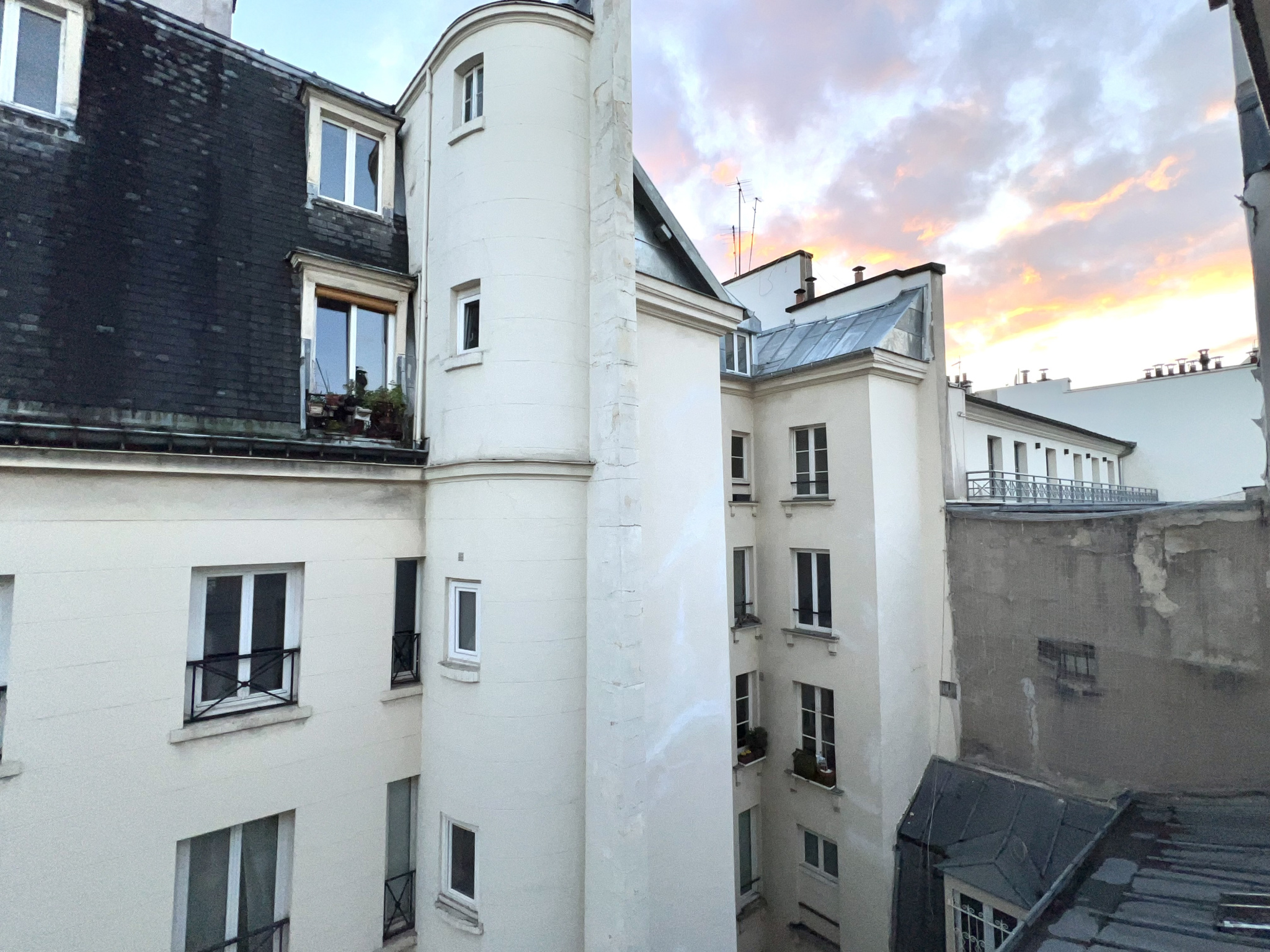 découvrez cet appartement à rénover situé dans le 10e arrondissement de paris. idéal pour investisseurs ou projets personnalisés, ce bien offre un fort potentiel au cœur d’un quartier dynamique proche de toutes commodités.