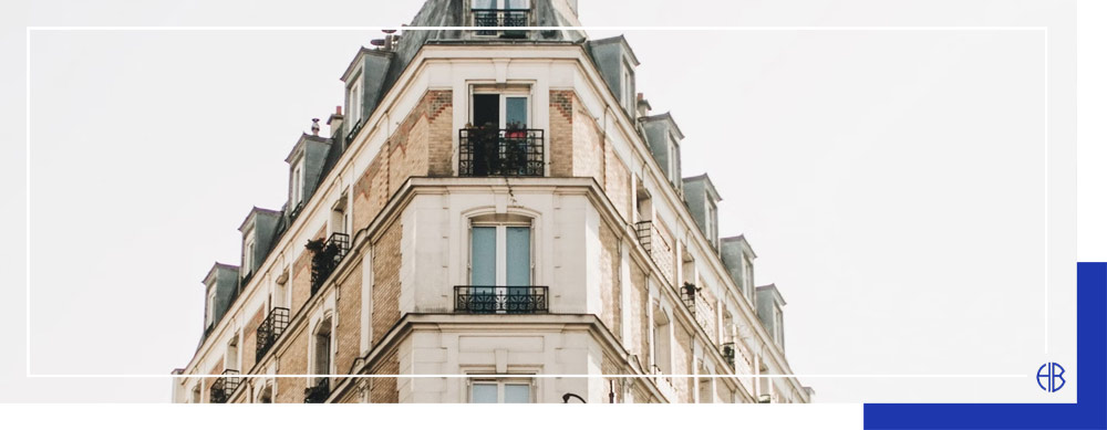 découvrez les caractéristiques d’un appartement haussmannien : hauteurs sous plafond, moulures, parquet ancien, cheminées en marbre et élégance intemporelle typiques de l’architecture parisienne du xixe siècle.