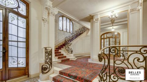 découvrez les principales caractéristiques d’un appartement haussmannien : moulures, parquet, cheminées, hauteur sous plafond et charme architectural typique du style parisien du xixe siècle.