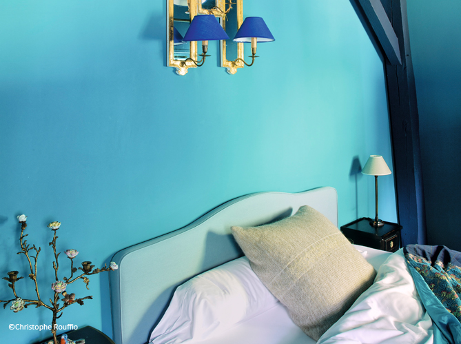 découvrez nos conseils pour bien choisir la peinture de votre chambre : couleurs tendances, astuces déco, et idées pour créer une ambiance apaisante et personnalisée.