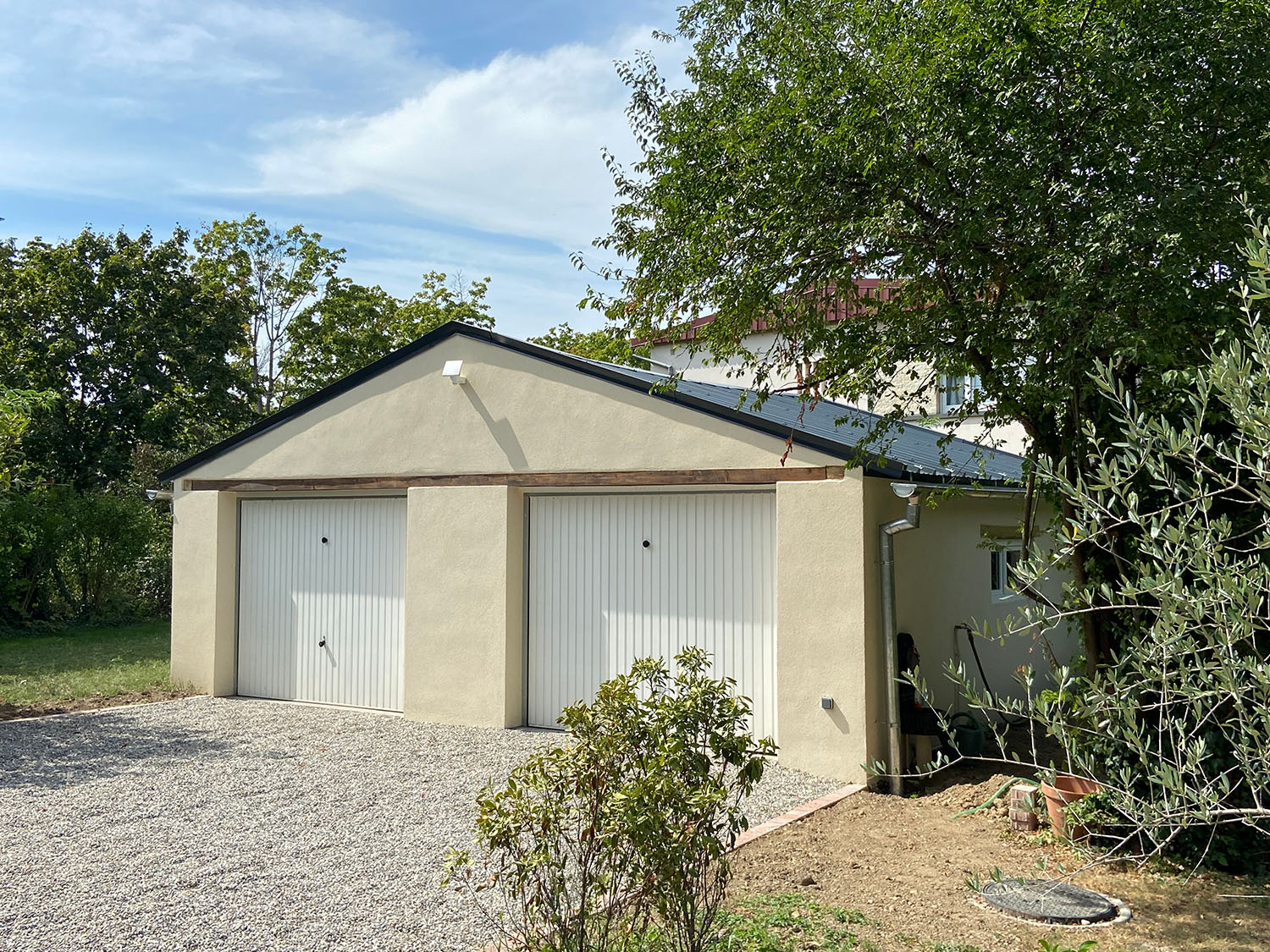 construction garage 1 découvrez nos conseils et astuces pour réussir la construction de votre garage : choix des matériaux, démarches administratives, prix et étapes clés pour un projet sur mesure.