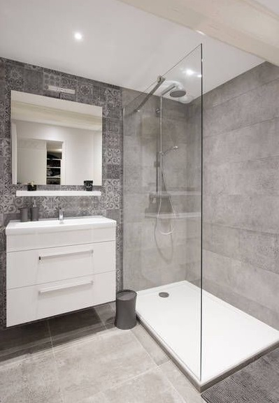 découvrez tout ce qu'il faut savoir sur le coût d'installation d'une baignoire douche : prix moyens, facteurs à considérer et conseils pour bien budgéter votre projet salle de bain.