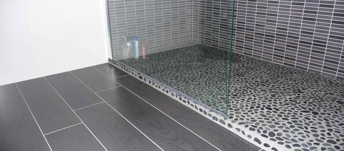 découvrez le coût d'installation d'une douche à l'italienne : prix moyens, facteurs influençant le budget et conseils pour évaluer votre projet de rénovation.