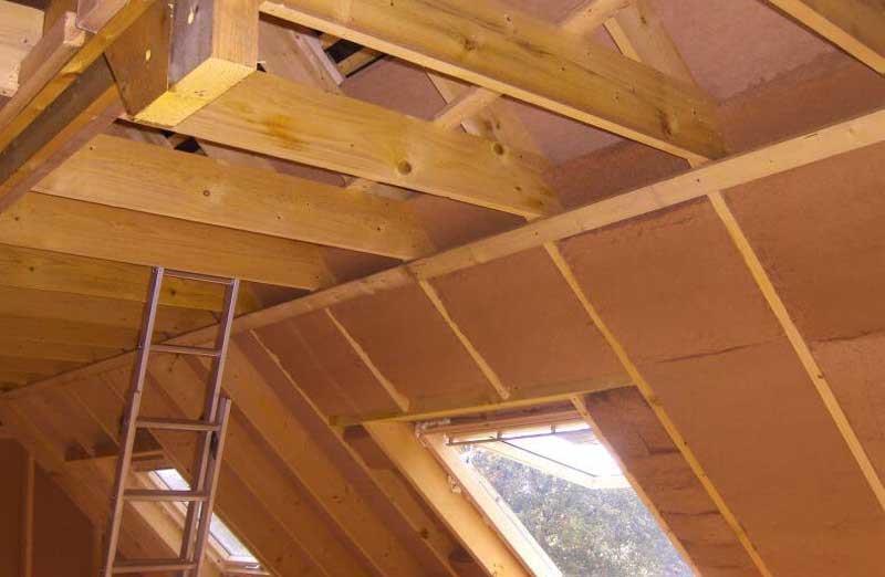 découvrez le coût de l'isolation des combles, les facteurs qui influencent le prix et nos conseils pour optimiser votre budget tout en améliorant l’efficacité énergétique de votre maison.