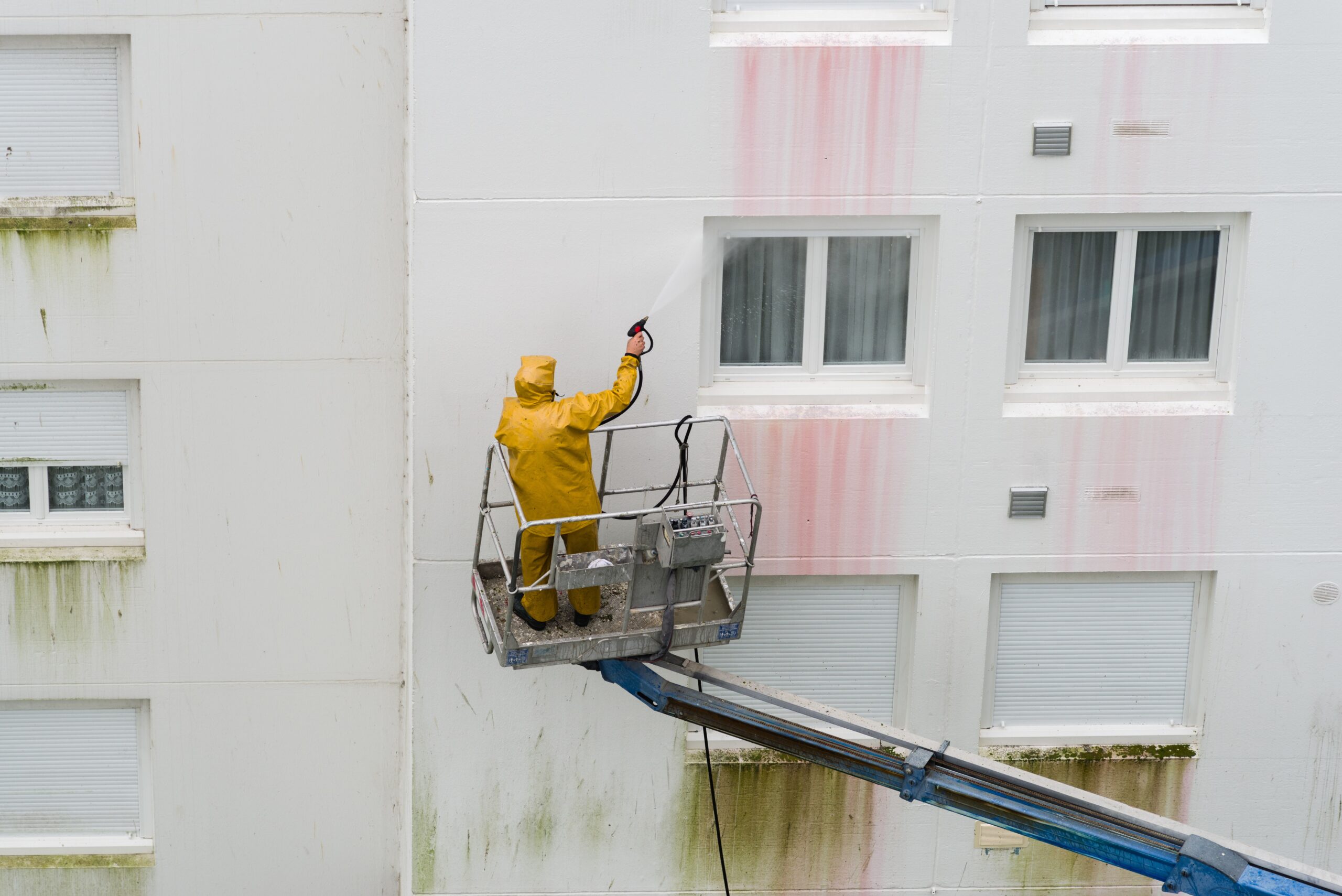 découvrez tout ce qu'il faut savoir sur le coût d'un ravalement de façade : prix moyens, facteurs influençant le tarif, conseils pour estimer votre budget et aides disponibles.