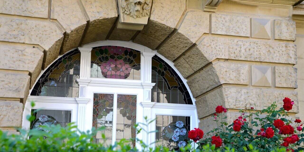 découvrez tout ce qu'il faut savoir sur le coût d'un ravalement de façade : prix moyens, éléments influençant le budget, conseils pour bien estimer et optimiser vos travaux.