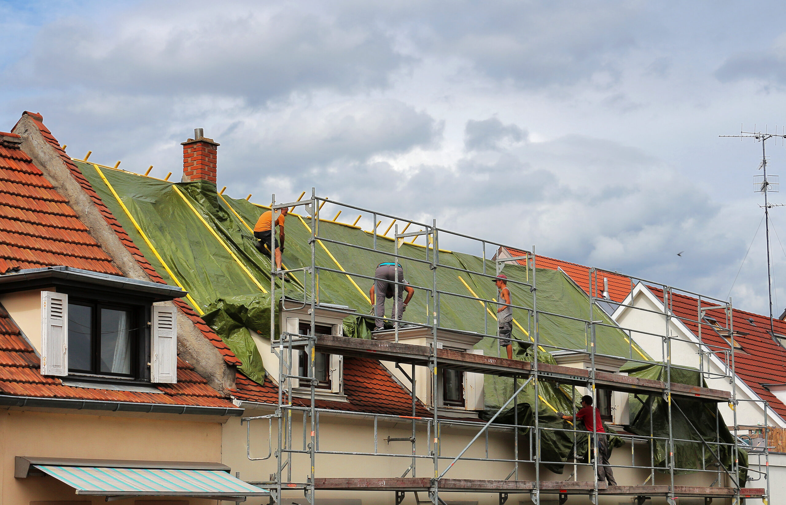 découvrez tout ce qu'il faut savoir sur le coût pour refaire un toit : estimations de prix, facteurs influençant le tarif, conseils pour économiser, et budget à prévoir pour une rénovation de toiture réussie.