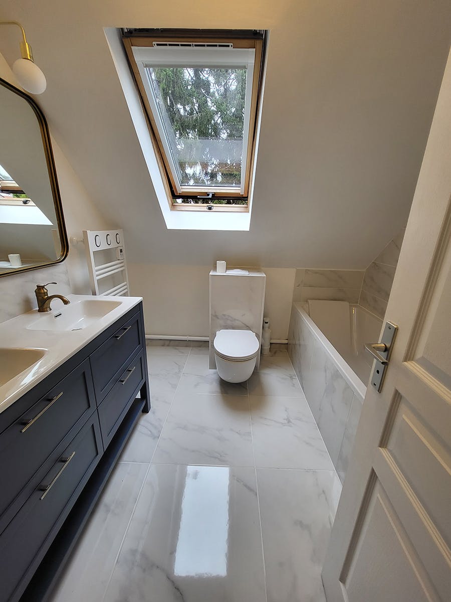 découvrez le coût moyen d'une rénovation de salle de bain de 3m2, les facteurs qui influencent le budget, et nos conseils pour optimiser vos travaux et maîtriser vos dépenses.