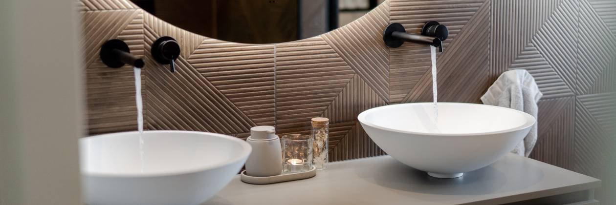 découvrez tout sur le coût d'une salle de bain : prix moyen, facteurs influençant le budget, astuces pour économiser et réussir votre rénovation sans surprise.