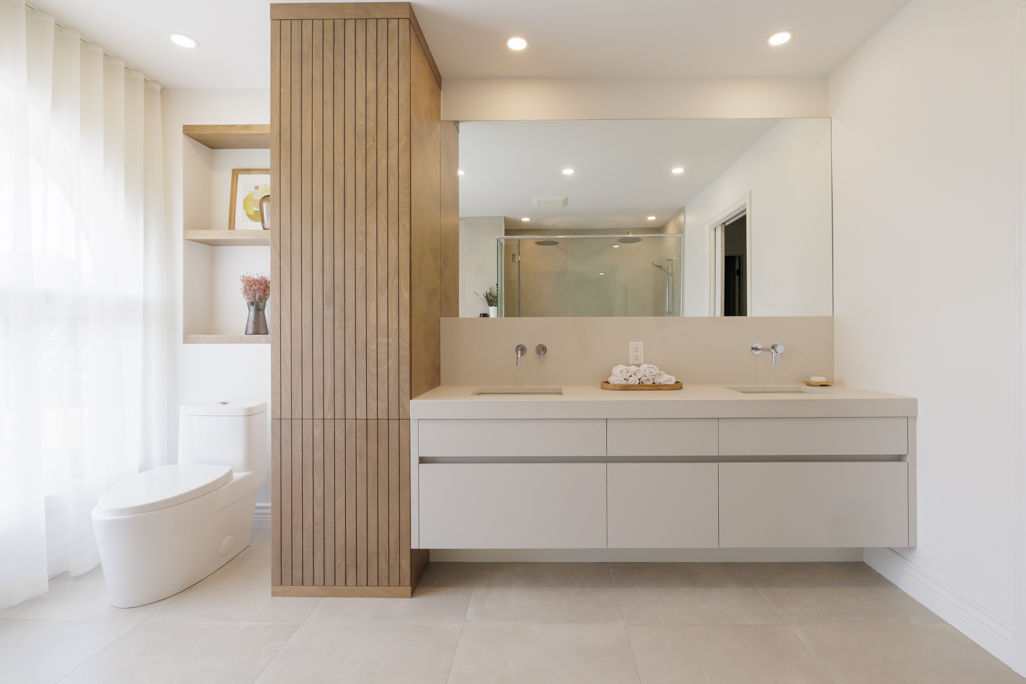 découvrez comment estimer le coût d'une salle de bain : tarifs moyens, facteurs influençant le prix et conseils pour optimiser votre budget rénovation.