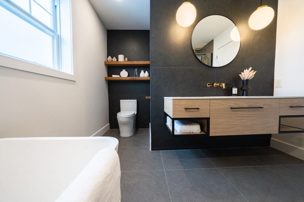 découvrez tout ce qu'il faut savoir sur le coût d'une salle de bain : prix moyens, estimation selon les matériaux et conseils pour budgétiser votre projet de rénovation ou de création de salle de bain.