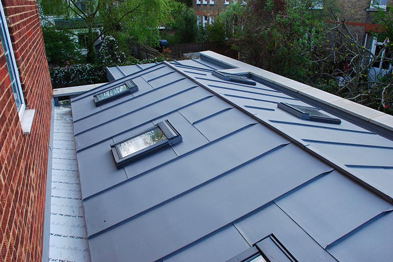 découvrez tout ce qu'il faut savoir sur le coût d'une toiture : prix au m², facteurs influençant le tarif, conseils pour bien estimer votre budget et réussir votre projet de rénovation ou de construction.