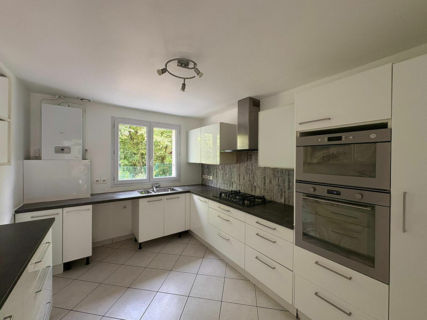 besoin de rénover votre cuisine à cesson 77240 ? découvrez nos services de rénovation professionnelle pour moderniser et valoriser votre espace culinaire, conseils personnalisés et devis gratuit.