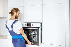 découvrez comment devenir cuisiniste : formations, compétences requises, missions et conseils pour réussir dans ce métier spécialisé de l'aménagement de cuisines sur mesure.