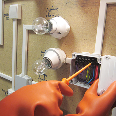 découvrez tout ce qu'il faut savoir sur l'électricité domestique : installation, sécurité, économies d'énergie et conseils pratiques pour votre maison.